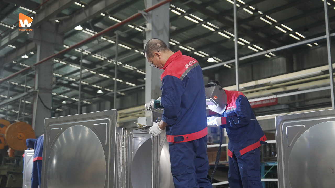 Toàn cảnh xưởng sản xuất bồn inox Sơn Hà Bắc Ninh với công nhân đang gia công tấm thép